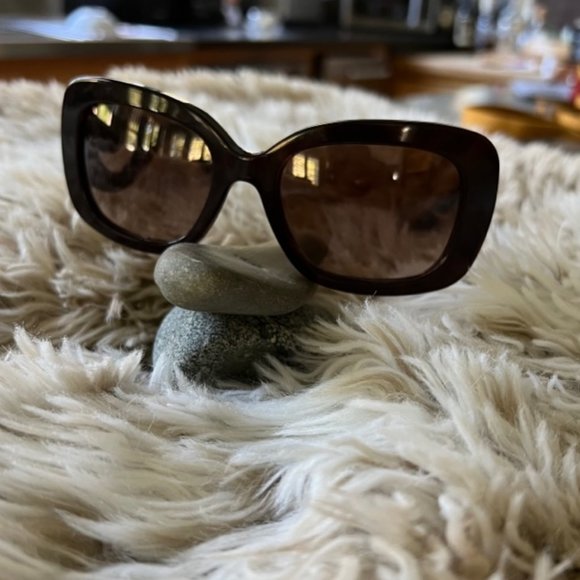 Prada sun glasses - Picture 1 of 4